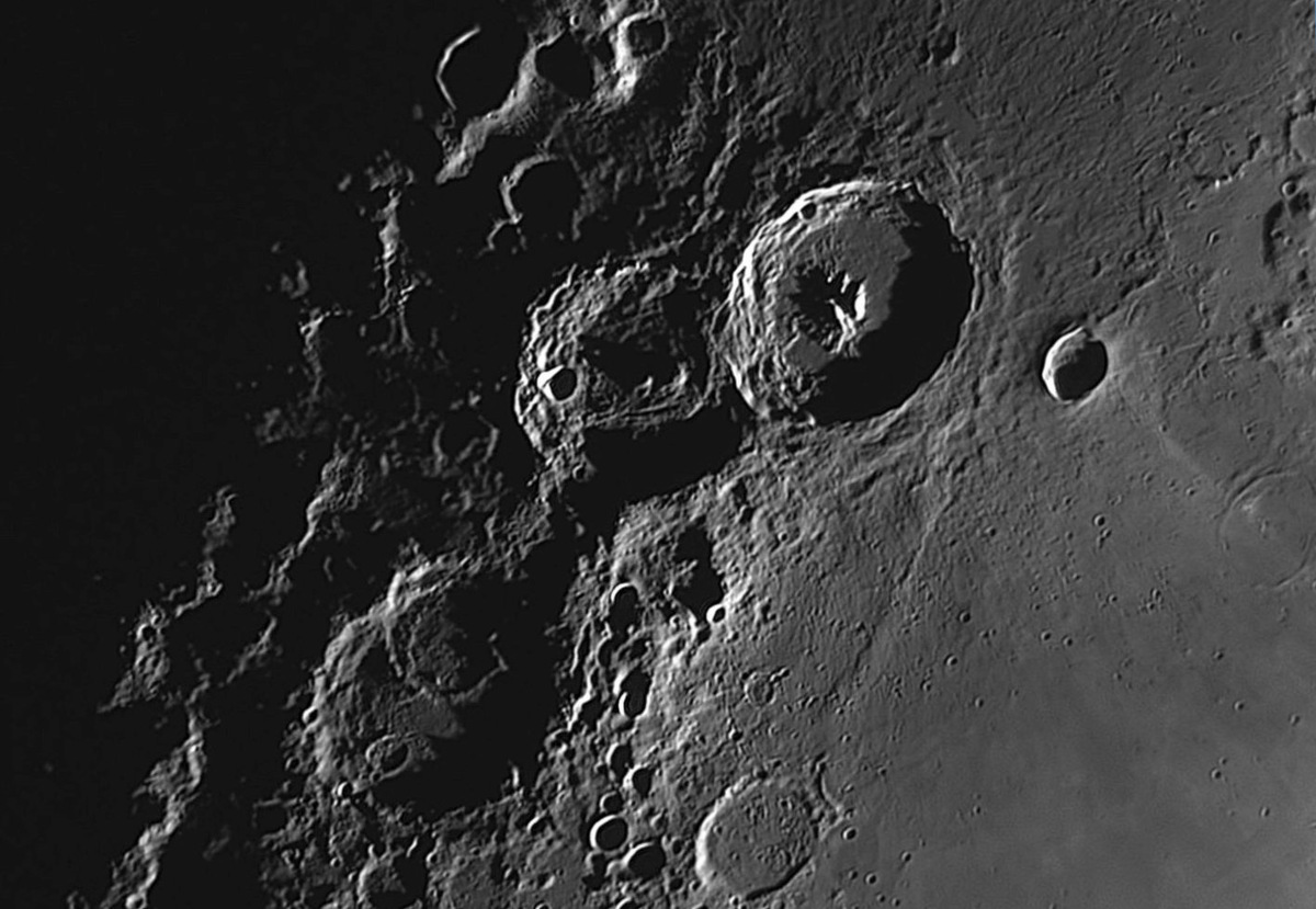 Цепочка лунных кратеров в феврале 2026 года, изображение из открытых источников