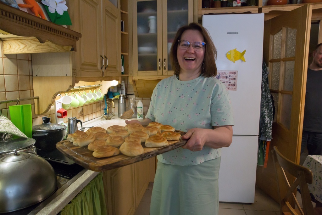 Пока операторы готовились к съемке, Елена испекла постные пирожки