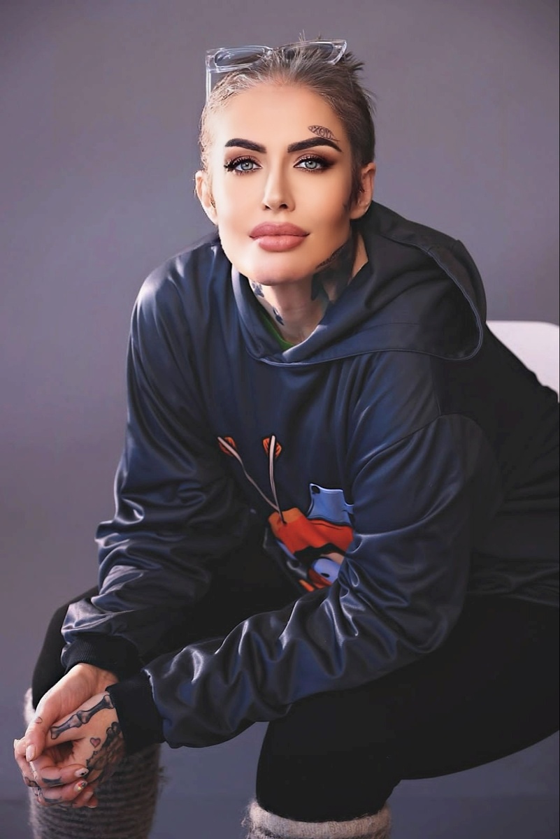 Смотришь — кажется: сильная, уверенная. А потом читаешь её сообщения — и понимаешь, сколько там всего.