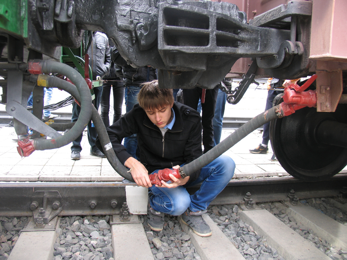 Тормозные рукава со специальными головками объединяют тормозную магистраль каждой подвижной единицы состава в единую тормозную магистраль.