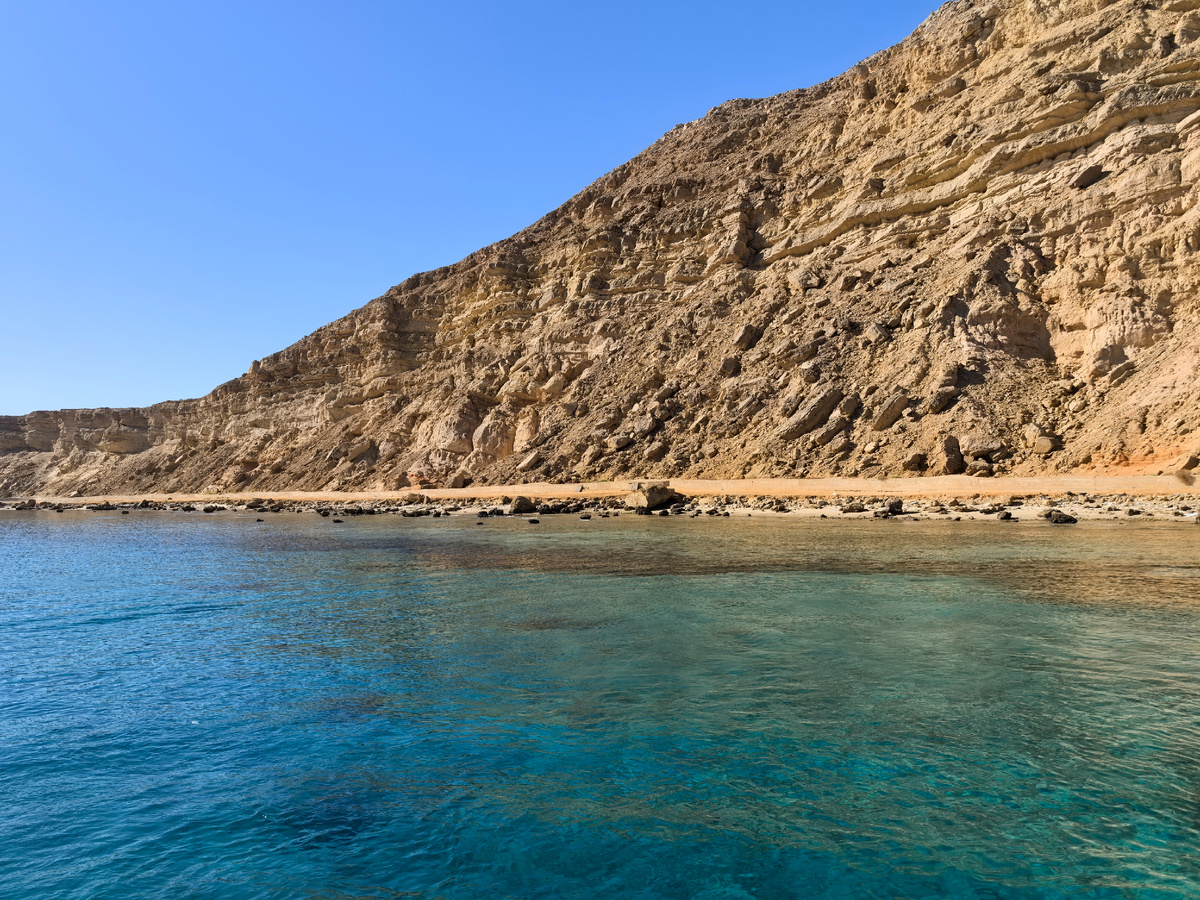 Фото моё. Такой пейзаж в принципе и был весь день. Море и скалистые берега. 😀