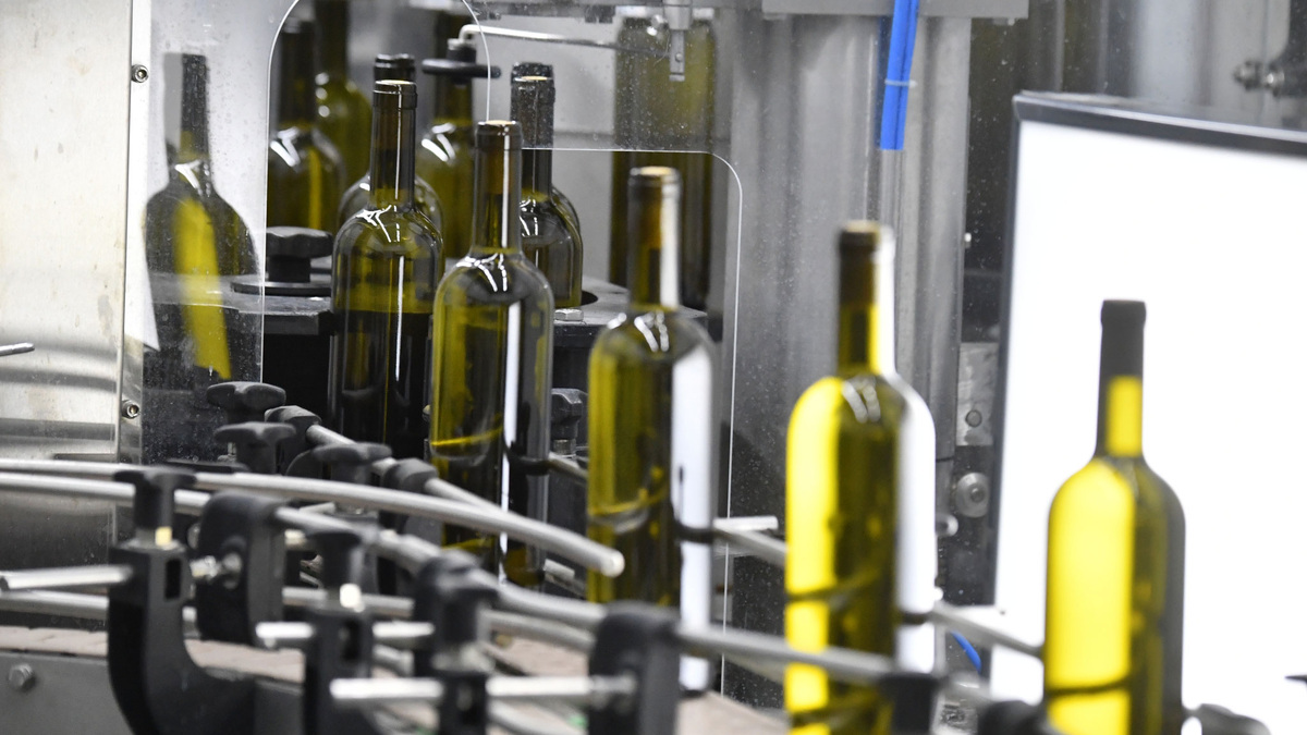    Завод по изготовлению вин и винных напитков вино бутылка РИА