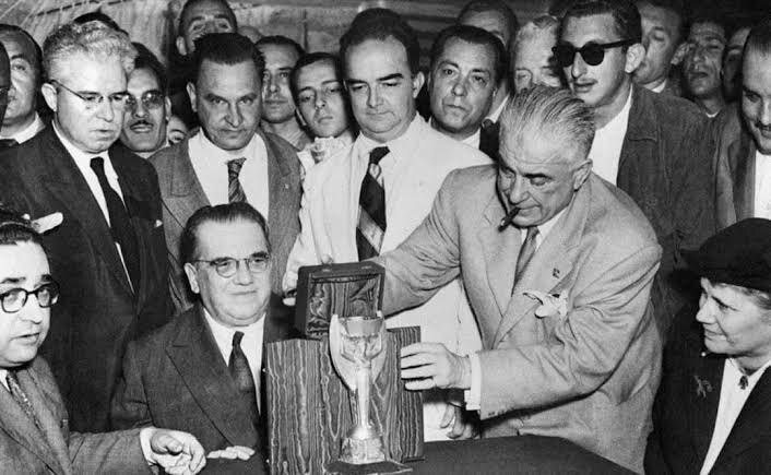 Отторино Барраси (сидит в очках)