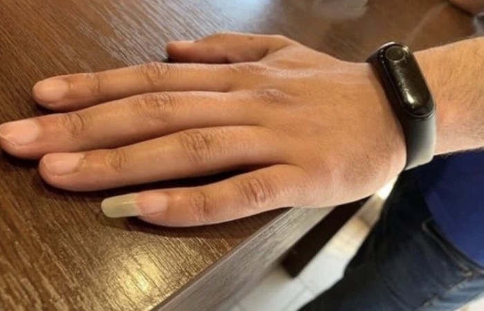 Длинный ноготь на мизинце. Источник: pinterest.com