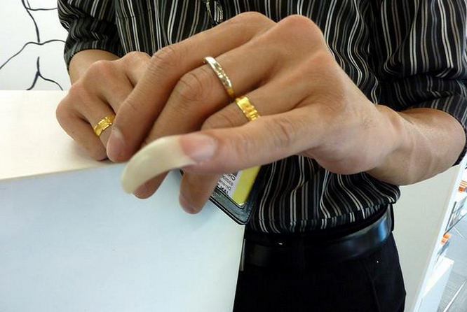 Длинный ноготь на мизинце. Источник: pinterest.com