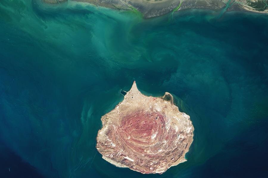 Lauren Dauphin / NASA Earth Observatory📷Остров Ормуз