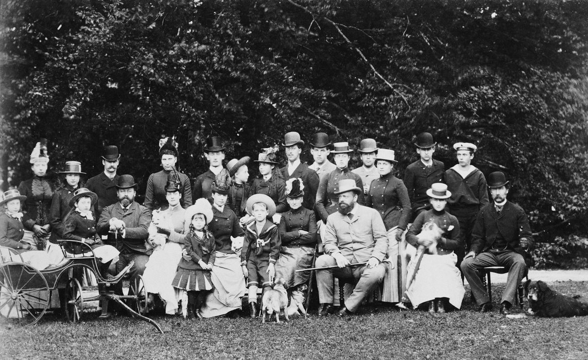 Семейство во Фреденсборге: в первом ряду сидит Александр III с тещей и младшими детьми, Георгий стоит с краю справа, Мод стоит позади Александра III