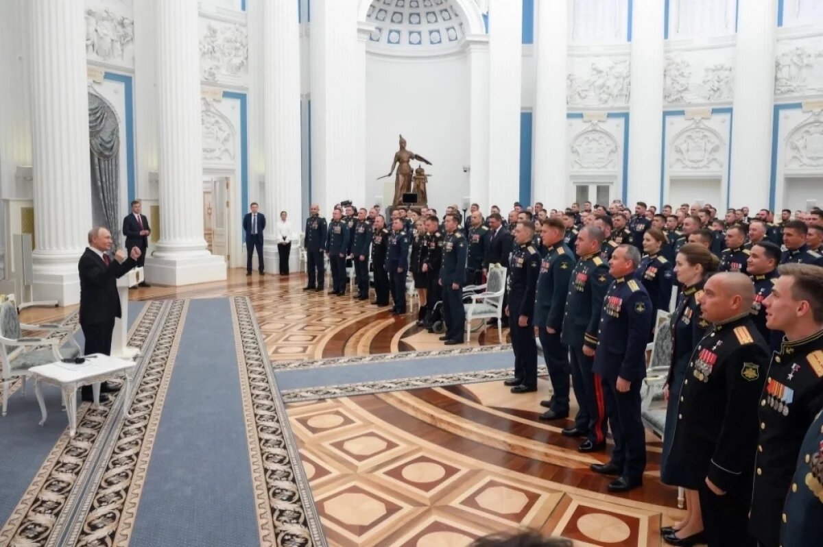    Президент РФ Владимир Путин на встрече в Кремле с участниками образовательной программы для ветеранов и участников специальной военной операции «Время Героев».