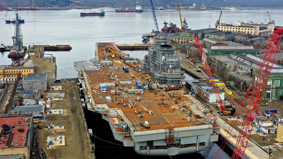    Крейсер "Адмирал Кузнецов", вставший в док 35-го судоремонтного завода (филиал Центра судоремонта "Звездочка", входит в Объединенную судостроительную корпорацию) Автор фото: ТАСС