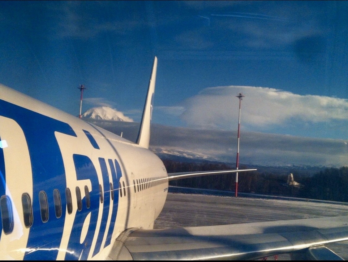 Шикарный вид на Корякский вулкан в а/п Елизово (утро)