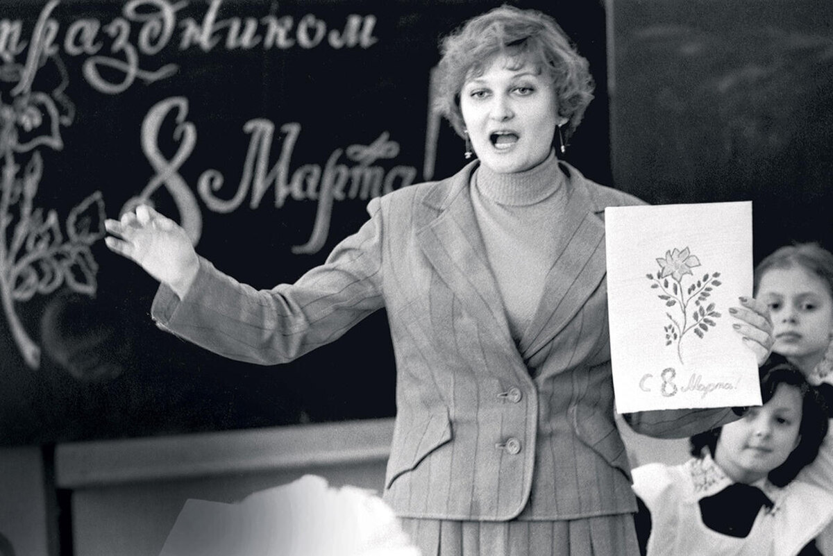    Учительница музыки Елена Петрова во время подготовки поздравительных открыток мамам к 8 Марта в средней школе № 107. Москва, 1984 г. Олег Булдаков/ТАСС