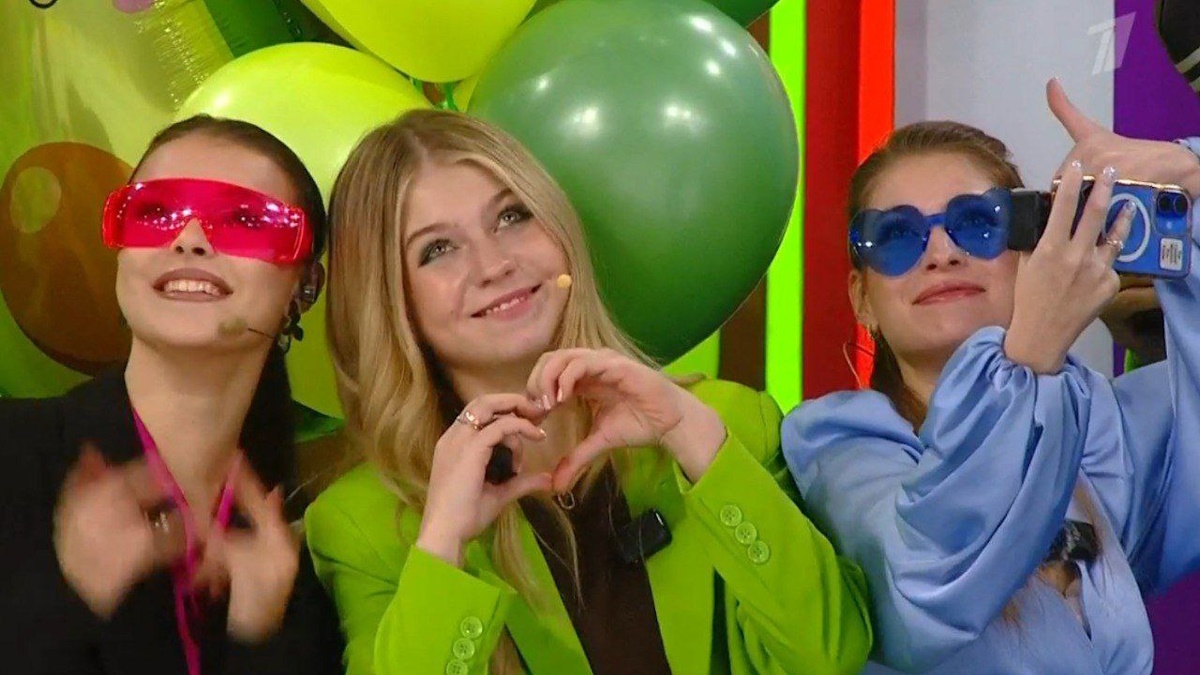    Щербакова, Трусова и Косторная на Кубке Первого канала среди юниоров в Калуге. Фото: стоп-кадр прямого эфира "Первого канала"