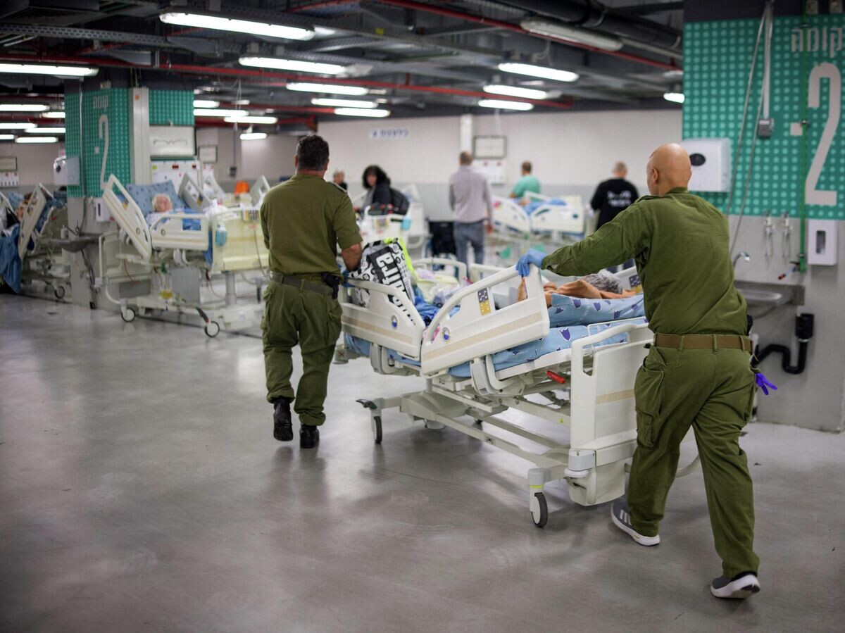    Израильские военные перевозят пациента в укрытие в Тель-Авиве | © REUTERS / Itai Ron