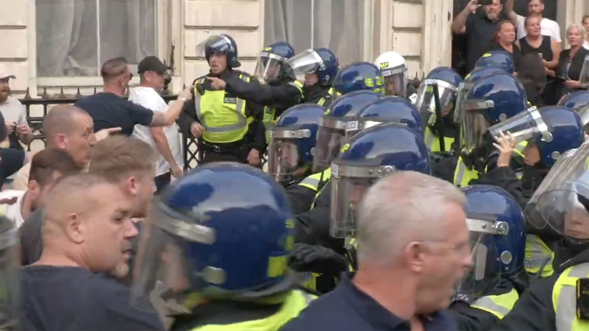    Лондон протесты