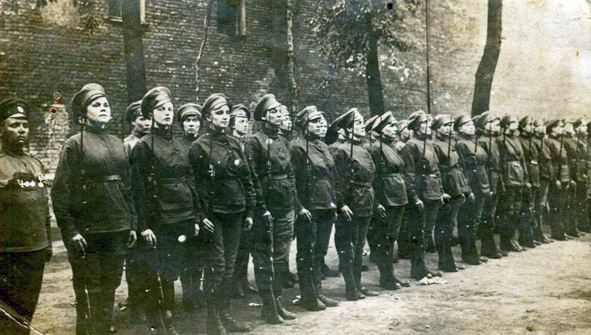 Женский батальон смерти под командованием Марии Бочкарёвой (первая слева), 1917. Фото из открытого доступа. 