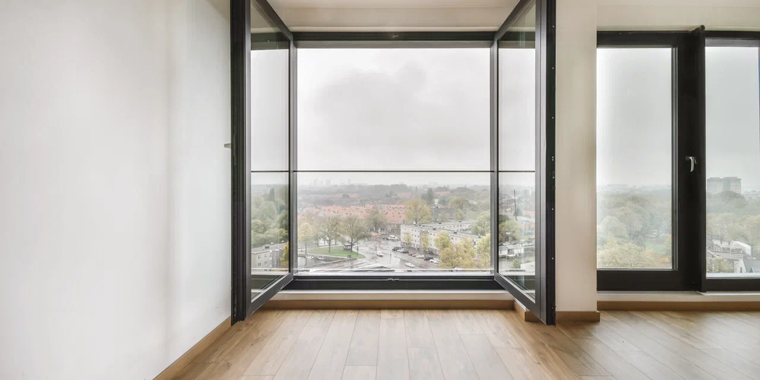 Кварц-винил и большие окна: как UV-устойчивость влияет на цвет пола со временем