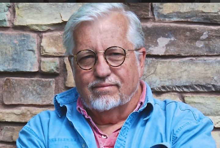 Дэн Симмонс умер в Лонгмонте (штат Колорадо).