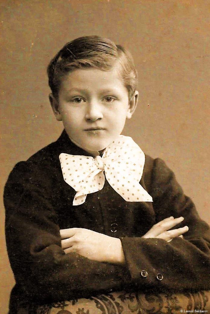 Владимир Карлович Шорре  в школьные годы за несколько лет до событий в книге.