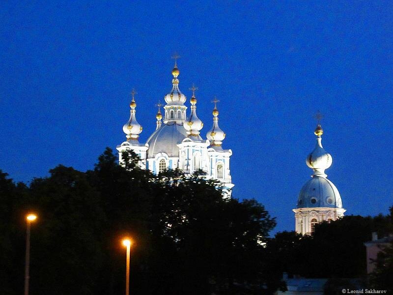 Смольный собор белой ночью со стороны реки Невы.