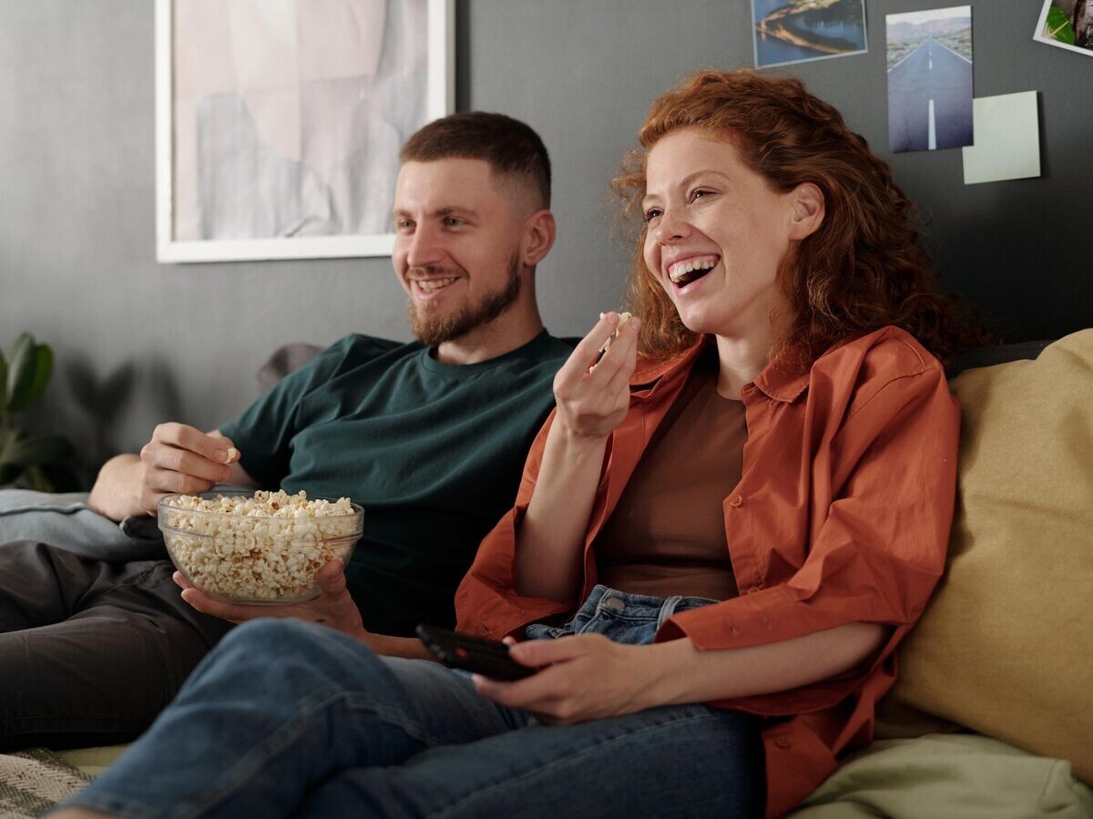    Молодые люди смотрят телевизор | © iStock.com / shironosov