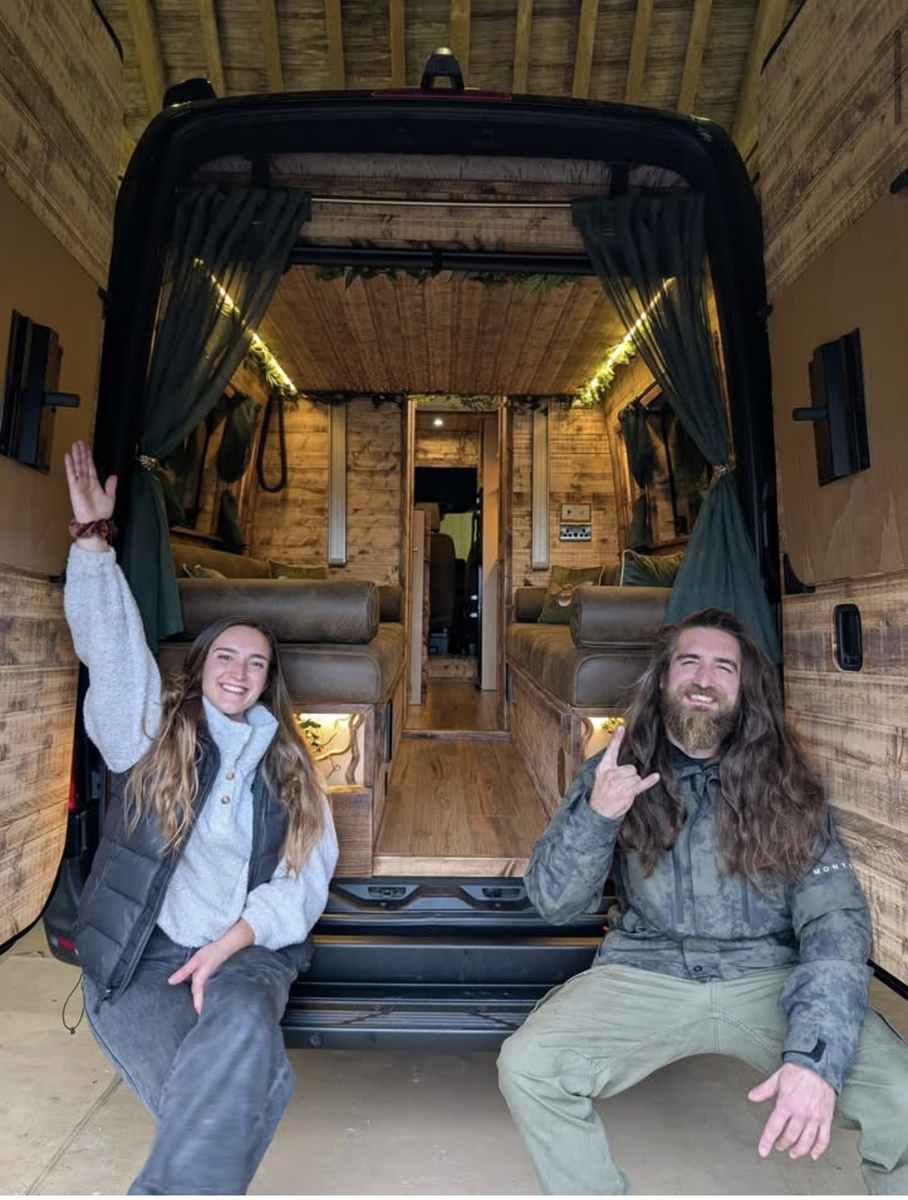 Пара, которая предлагает услуги по переделке фургончиков. Фотография из открытого источника. 