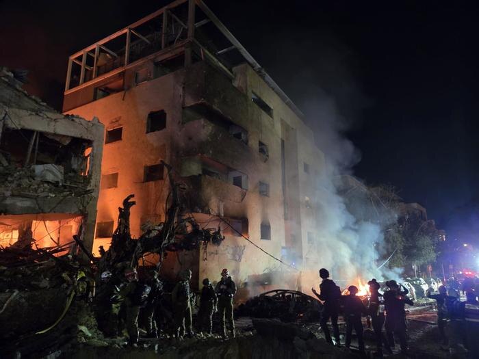 Последствия удара по центру Тель-Авива. Обложка © X / VividProwess