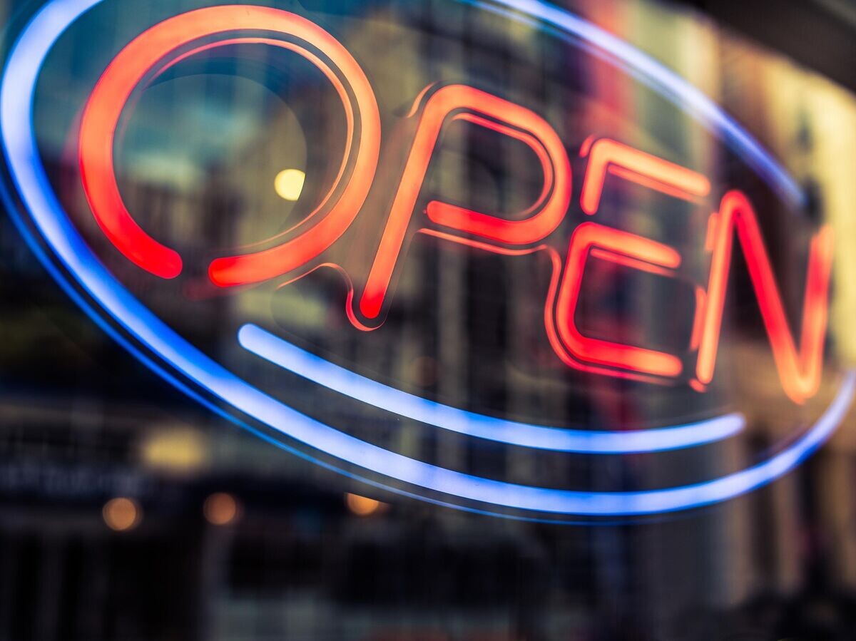    Неоновая вывеска | © iStock.com / Warchi