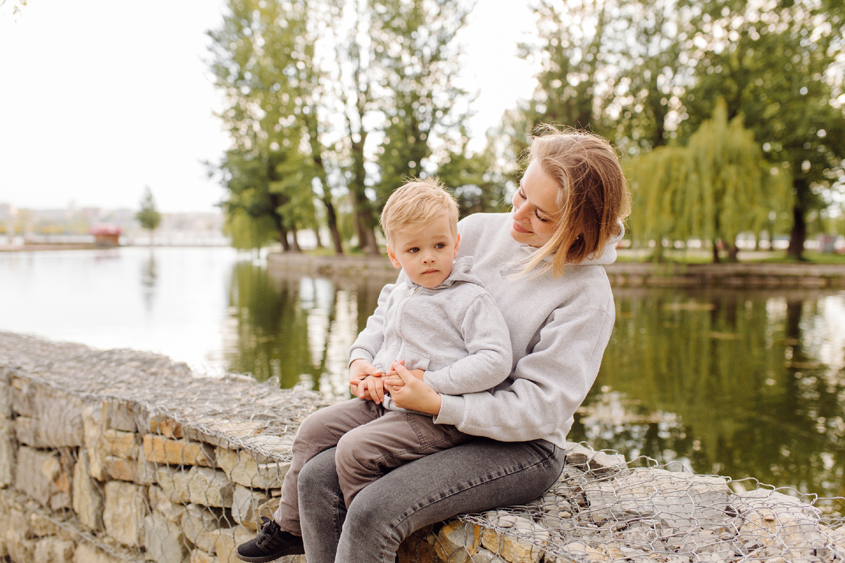 https://ru.freepik.com/free-photo/mother-son-have-activities-together-holidays_8480430.htm#fromView=search&page=1&position=13&uuid=01b39e14-a82a-4e68-94f6-29b40e49ebe3&query=%D0%BC%D0%B0%D1%82%D1%8C+%D0%B8+%D0%BC%D0%B0%D0%BB%D0%B5%D0%BD%D1%8C%D0%BA%D0%B8%D0%B9+%D1%81%D1%8B%D0%BD?log-in=google