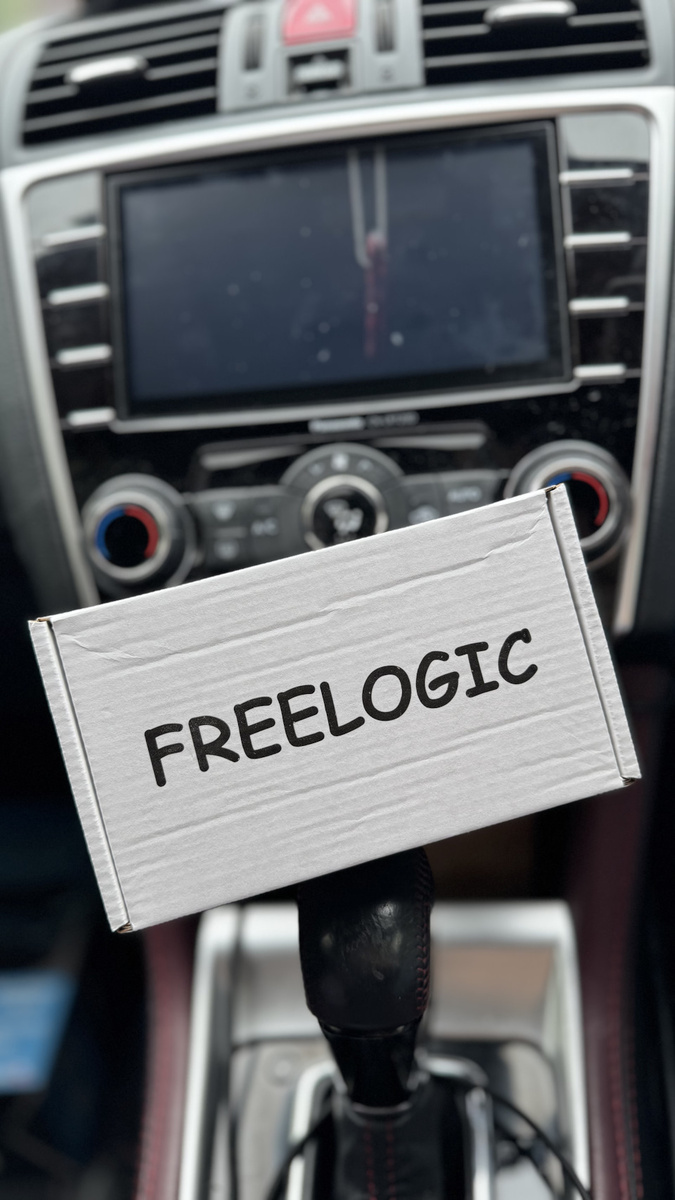 Приходит в небольшой коробочке