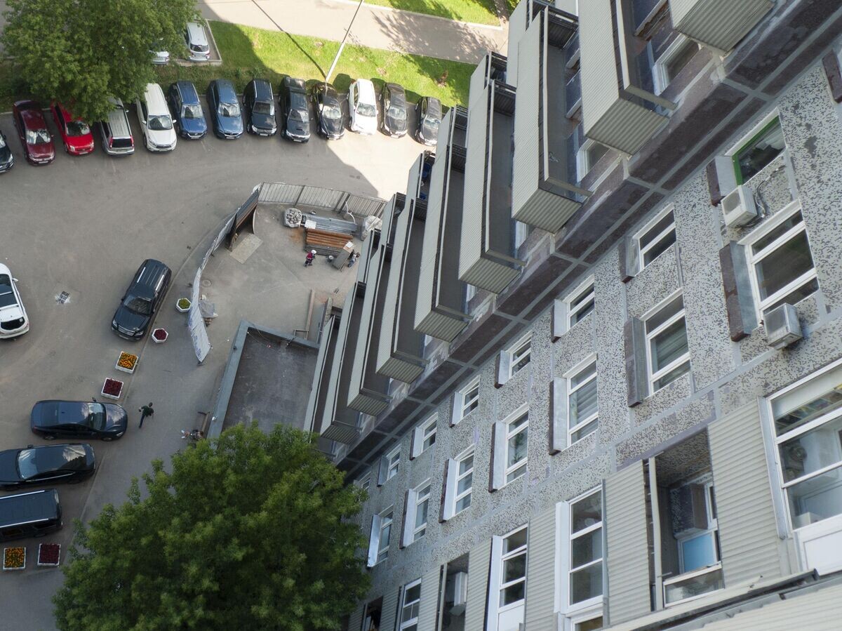    Автомобили припаркованы во дворе дома в Москве | © РИА Новости