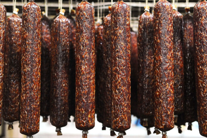    Сосиска с цифровым ошейником – символ «Великой Маркировки» 2026 года, навсегда изменившей наши холодильники. novostix