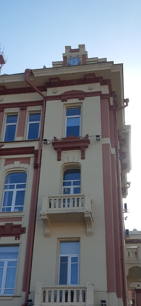 Красивое, теперь уже можно сказать- старинное здание управления СКЖД. 