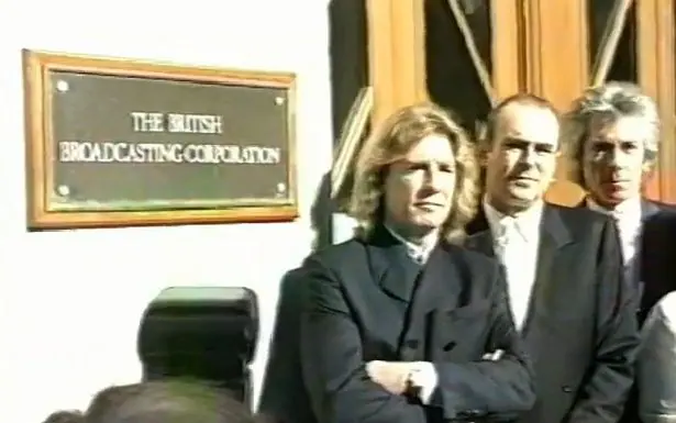 Status Quo перед зданием BBC Broadcasting House в центре Лондона 29 февраля 1996 года.