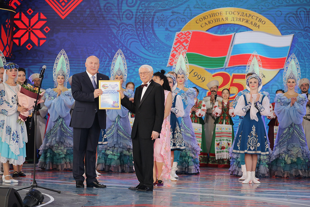 Александр Зацепин на фестивале "Славянский Базар". Витебск, 2024 г. Источник: https://io.sb.by/storage01/iblock/d82/d82645626be38bc4aafa43e3631a145d/385008430806819c0a2f2ba03b28260f.JPG