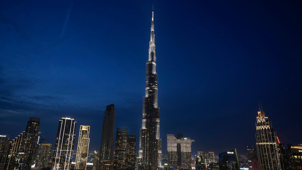     Иранский беспилотник уничтожили около небоскреба Бурдж-Халифа в Дубае Altaf Qadri/AP/TASS