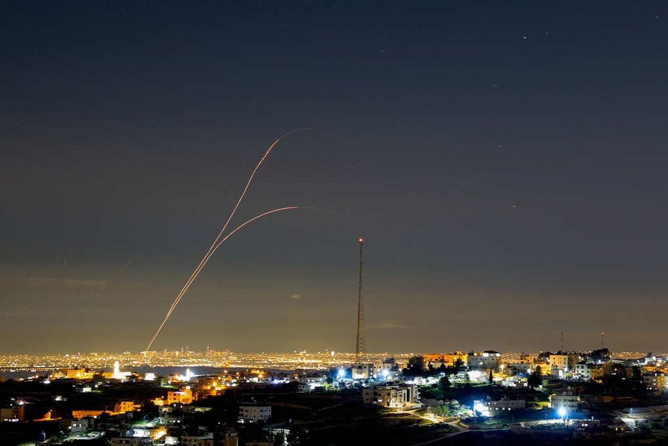    Дочь израильского министра показала повреждения в своей квартире после ракетной атаки со стороны Ирана. REUTERS