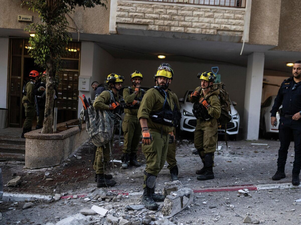    Экстренные службы на месте иранского удара по Бней-Браку, Израиль | © REUTERS / Itai Ron