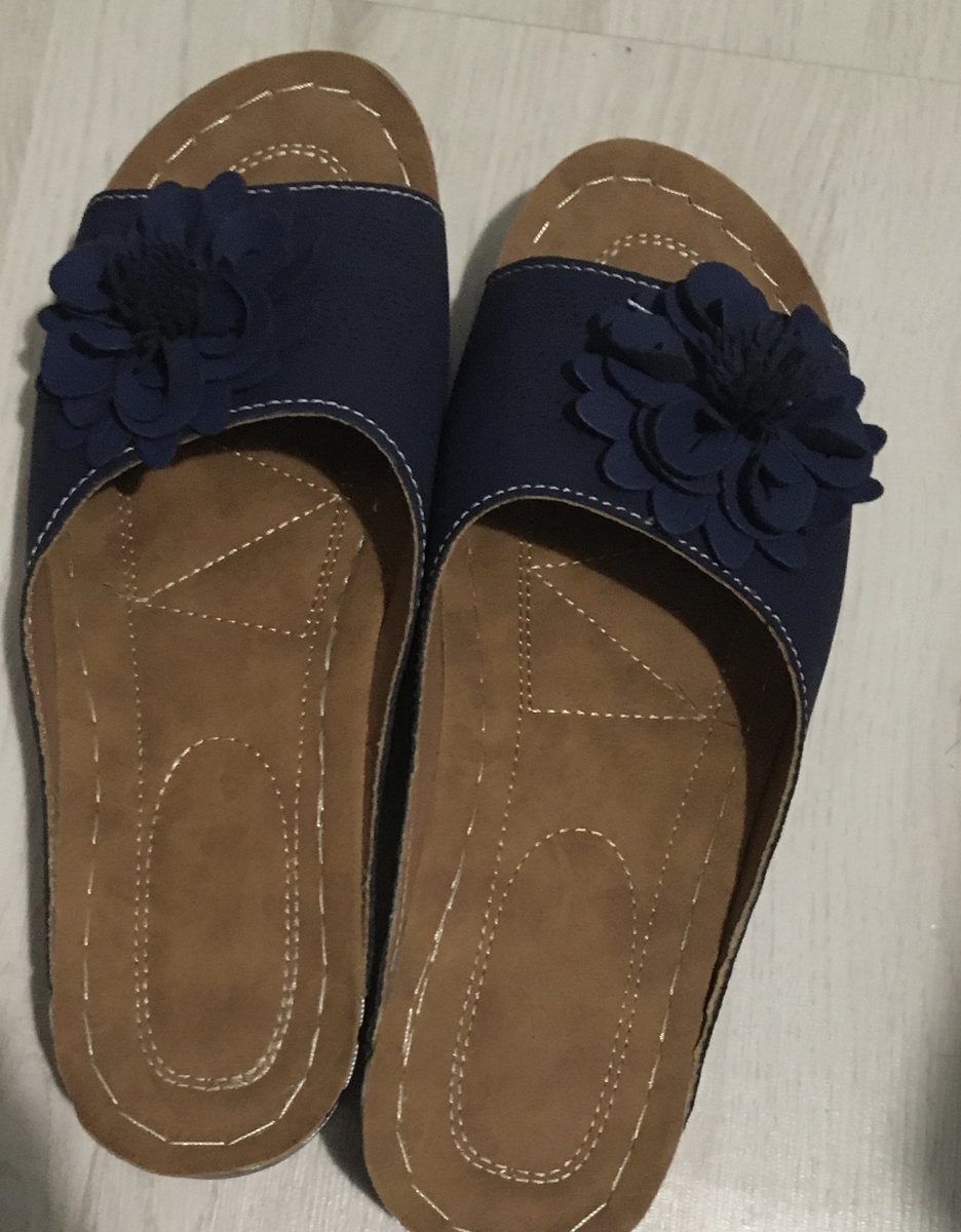 Подошва твёрдая, прямо на ортопедическую обувь смахивает 