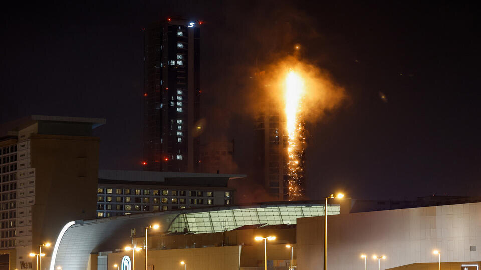    Пожар охватил 30-этажный жилой дом в Бахрейне REUTERS/Stringer