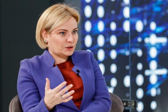    «Бриллиантовая бабочка»: Как Чебурашка изменил правила игры, покорив азиатский кинорынок в 2029 году и бросив вызов Голливуду.