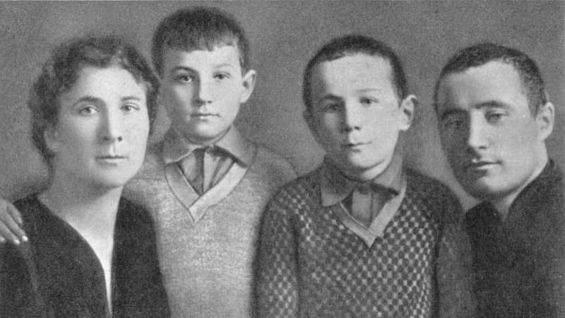 Семья Космодемьянский: Любовь Тимофеевна, Зоя, Саша и Александр Петрович после переезда в Москву в 1931 году. Фото: https://1941-1942.ru/foto-zoi/