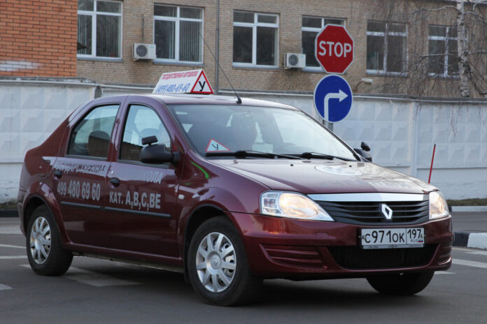    The roads of 2026: a digital dystopia for 'Zoom Drivers' as scooters claim victory after a radical reform.