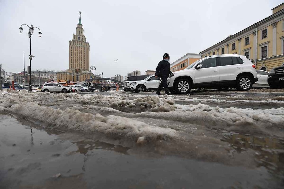    Накануне первого дня весны от сугробов бодро побежали ручьи, на тротуарах появились внушительные лужи. Иван МАКЕЕВ