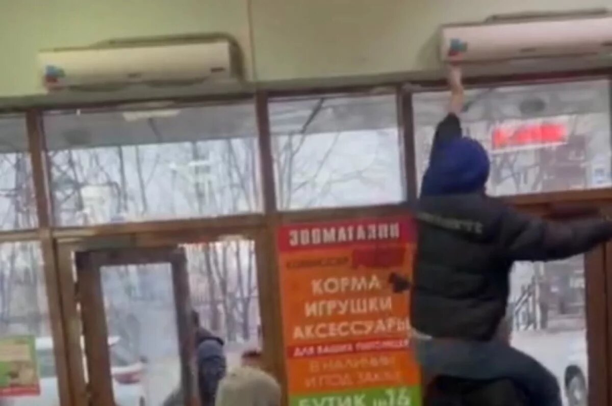    В торговом центре подростки матерятся, воруют и пьют, вмешалась полиция