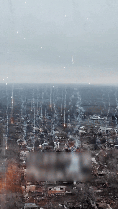    Магниевые (термитные) снаряды обрушились на врага, оккупировавшего Константиновку. Видео: "Изнанка"