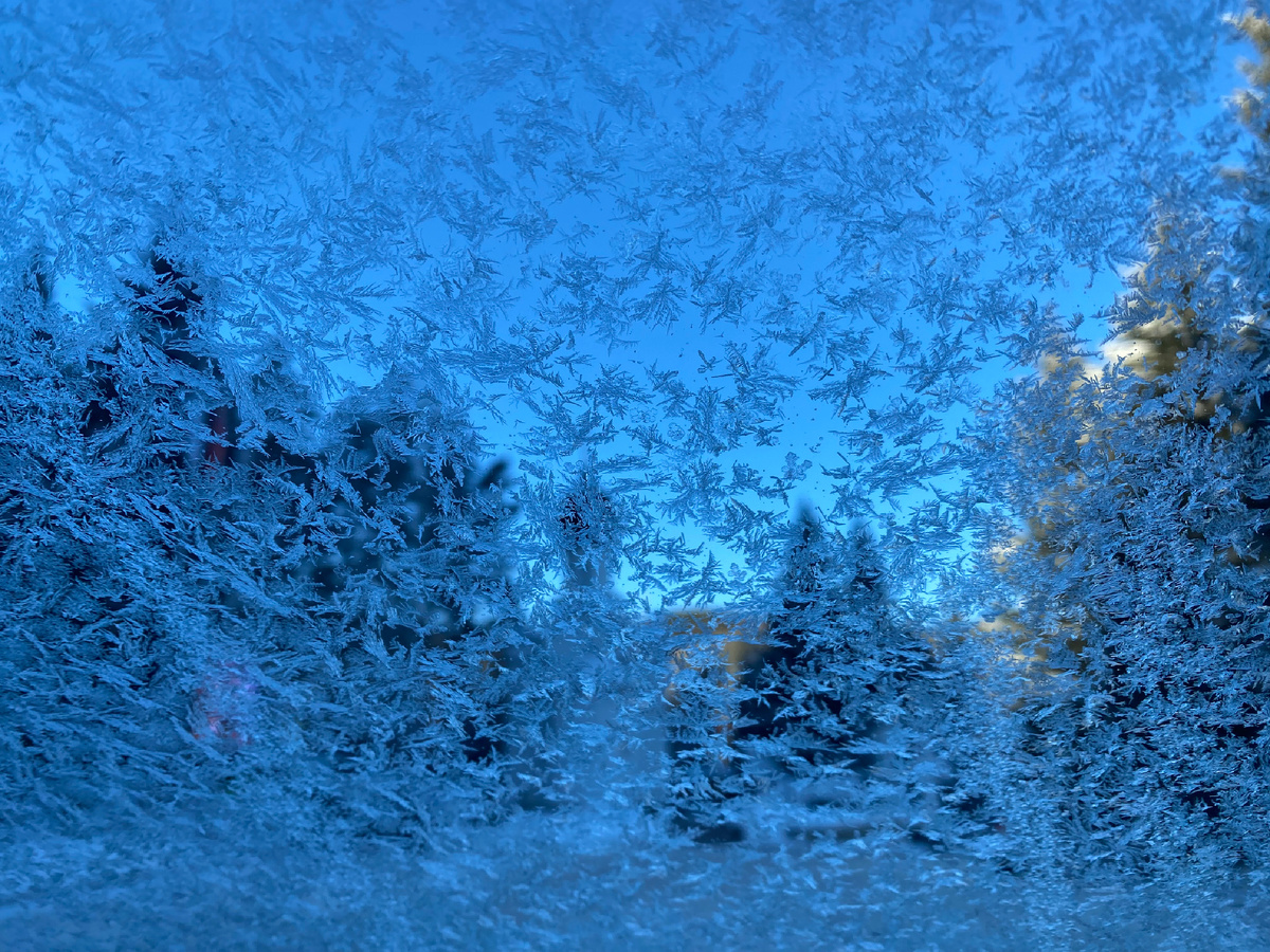 Сквозь дымку хрусталя рассвета.  Вот так Зима пыталась раскрасить мне лобовое стекло. 