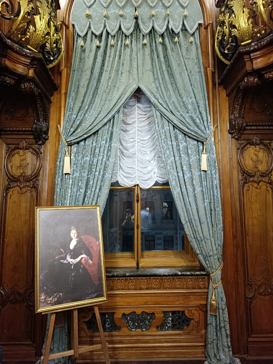 Вверху справа и слева можно увидеть балконы - они служили проходом для музыкантов. Фото автора.