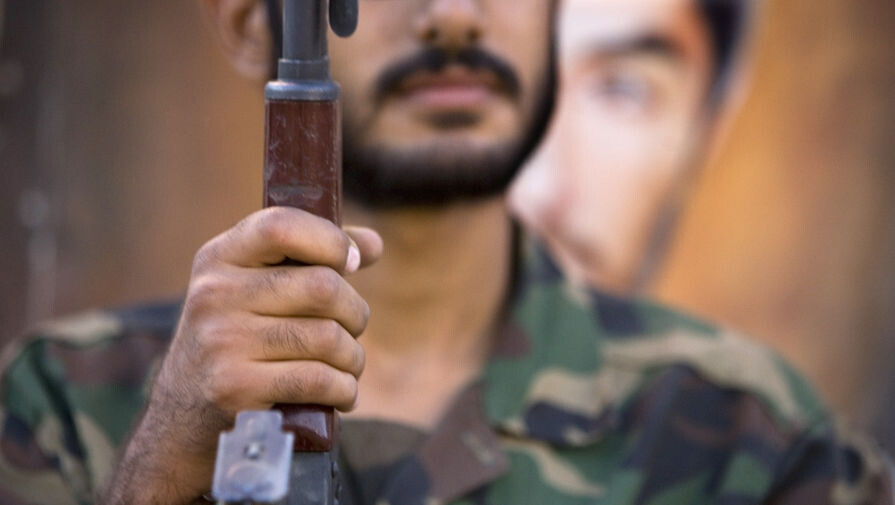 Военнослужащий Корпуса Стражей Исламской революции во время выставки в Тегеране, 2007 год / Morteza Nikoubazl/Reuters   📷