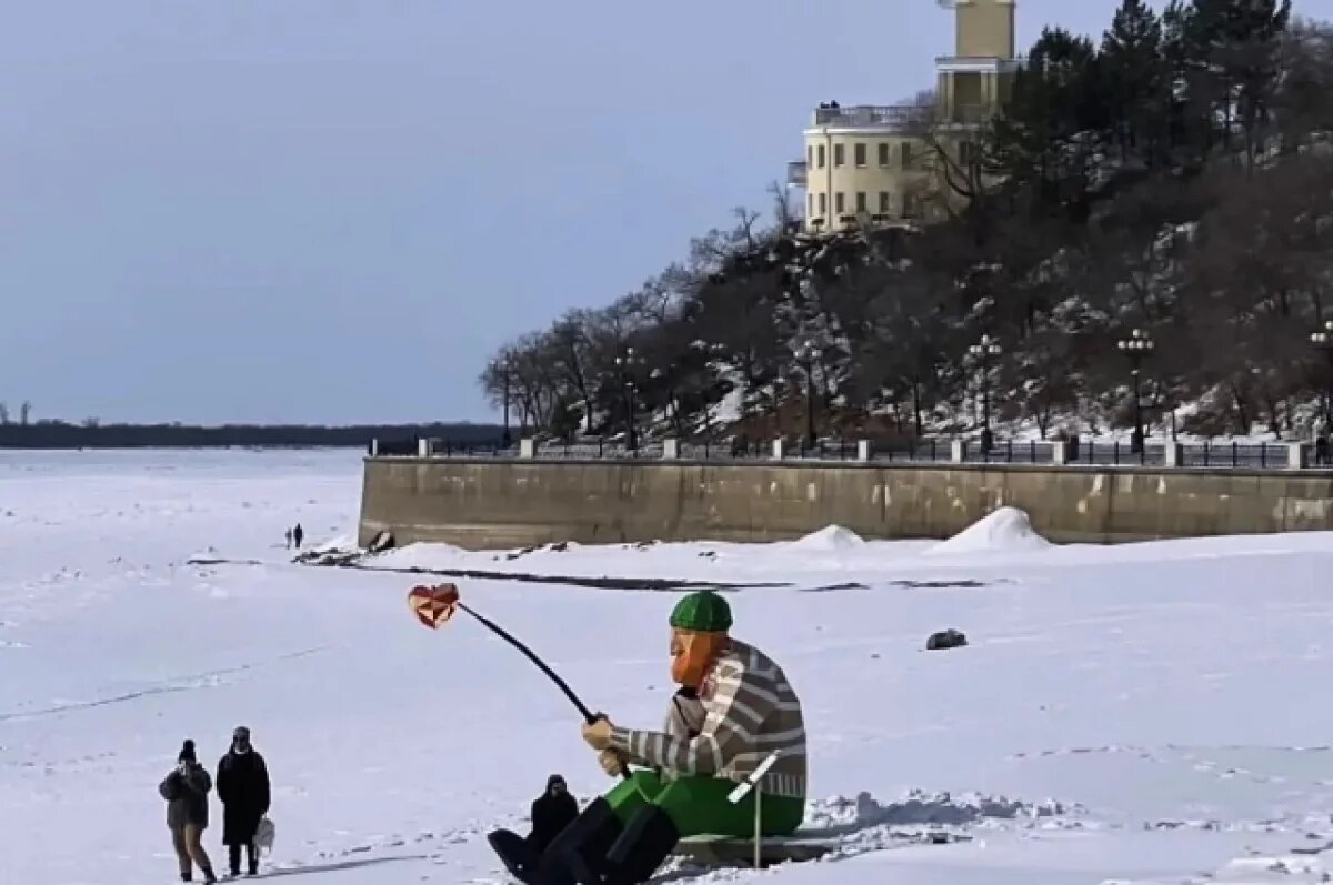    Рыбак с «сердцем» на крючке украсил Амур в Хабаровске