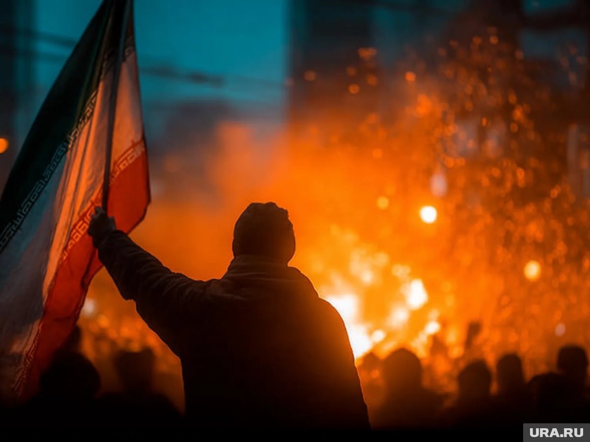     Флаг водружают над мечетью Имама Резы в Мешхеде на северо-востоке Ирана